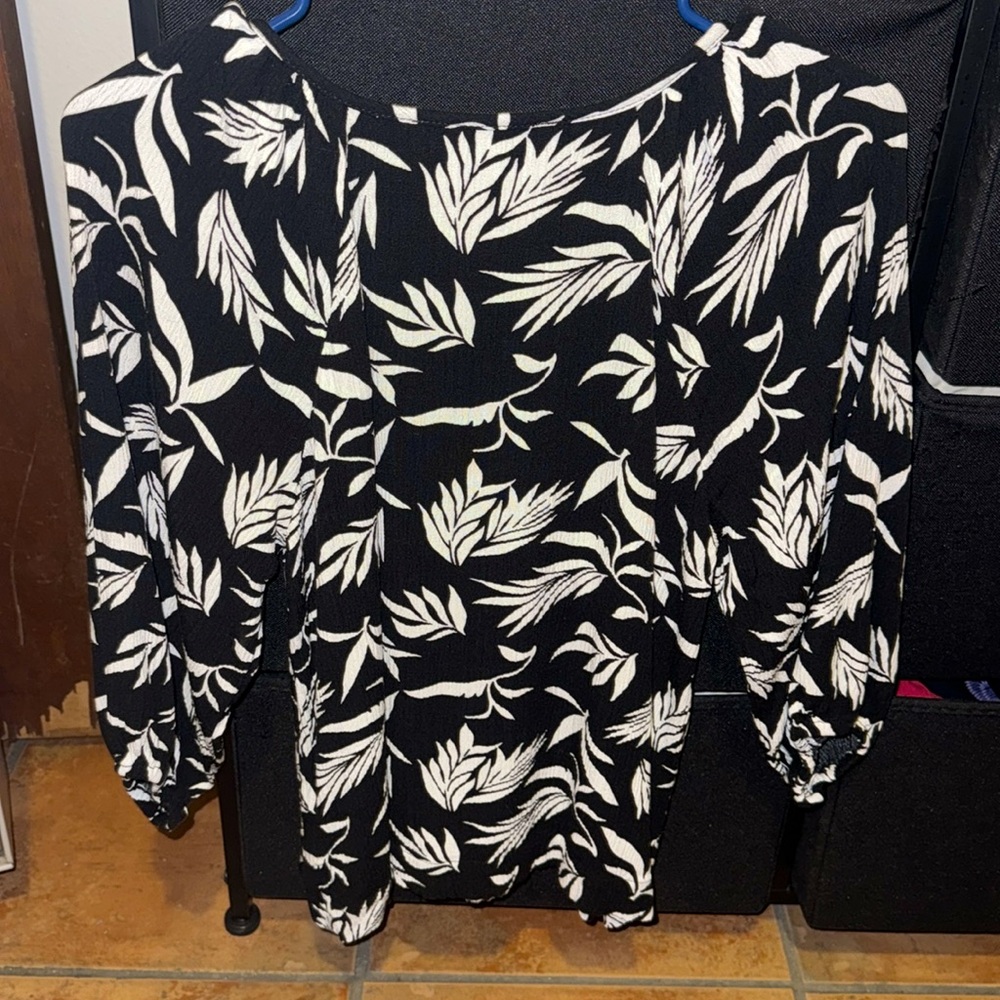 Loft Petite Blouse – Size Small – Stylish & Chic – $15! - Picture 3 of 3